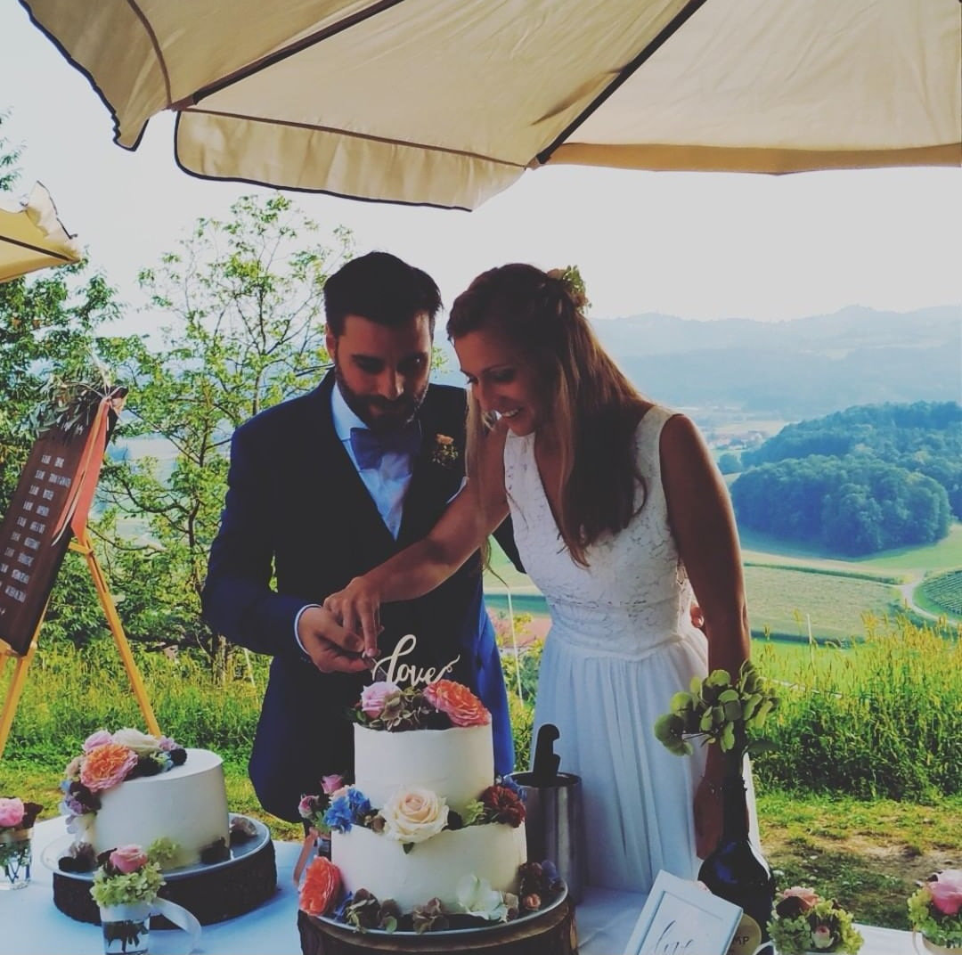 Braut und Bräutigam mit Hochzeitstorte von Christines Köstlichkeiten