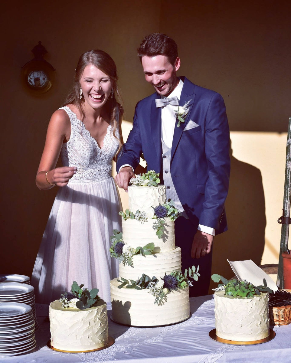 Brautpaar mit Hochzeitstorte von Christines Köstlichkeiten